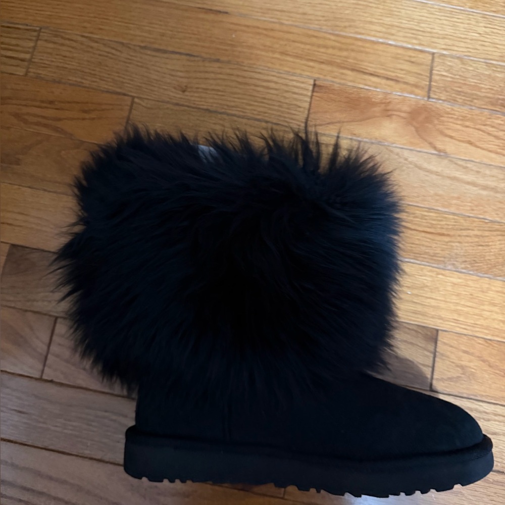 Ugg shoes size 8 - Picture 2 of 5